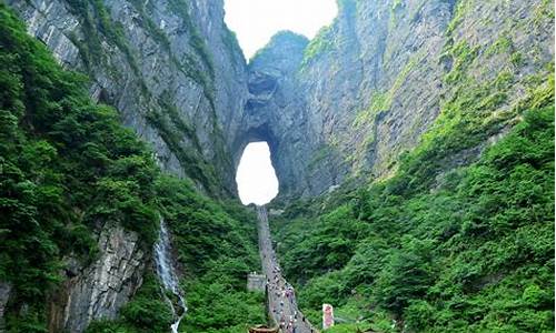 张家界天门山 玻璃栈道_张家界旅游景点天门山玻璃栈道